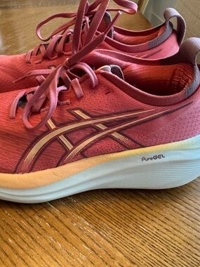 Asics Gel-Nimbus 27 Women's Coral Athletic shoes, size 8.  Excellent condition.